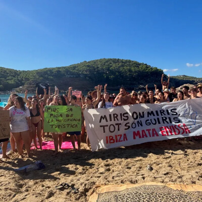 LES JEUNES D’IBIZA SE REBELLENT ! cover