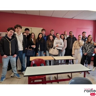 MICRO CRAVATE ET SAC À DOS - Les élèves de 1ère STMG passent l’actualité en revue cover