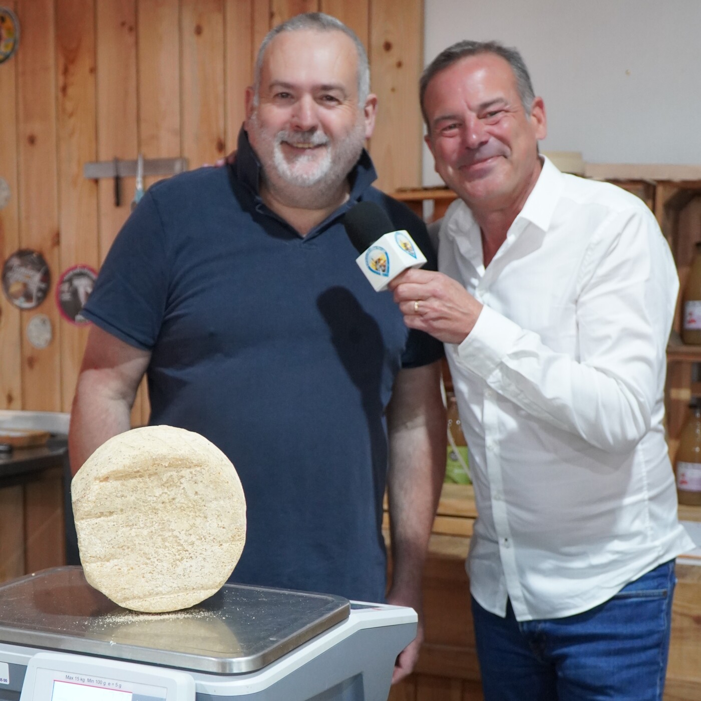 Depuis Biganos Primeur, Stéphane Cuenca, très actif sur les réseaux sociaux, lance ce vendredi un concours pour gagner une meule de fromage episode artwork