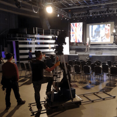 Chapter 8 : Under the spotlight cover