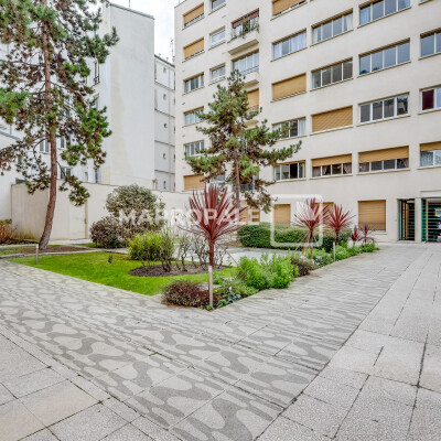La seconde main : de CUIR et d'IMMO ! - Une visite avec WeCurate - Bureau - VENTE - 545 m² - Ecoutez, Visitez ! cover