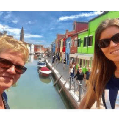 S01E34 - V & V - Quand deux expatriations & un tour du monde resserrent les liens entre une mère et sa fille cover