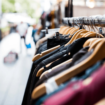 Et si on achetait mieux... nos vêtements ? cover