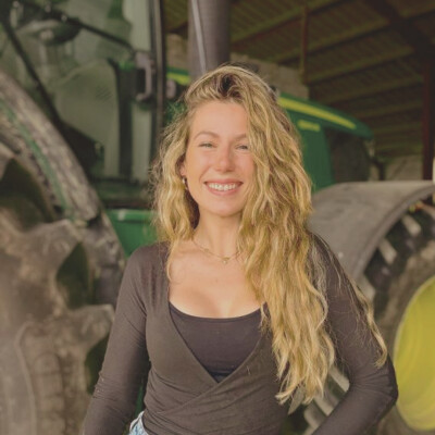 Extrait : "Je suis très fière d'être femme d'agriculteur" rencontrez prochainement Zoé cover