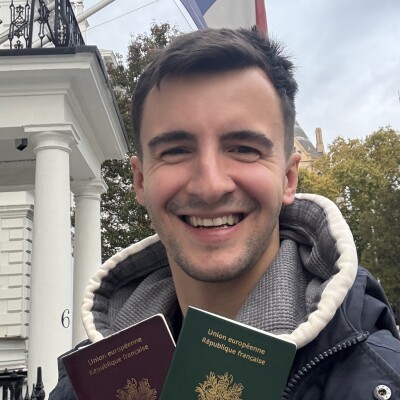 #24 - De ma galère de passeport à la Polyglot Conference : toute l’histoire ✈️📘 cover