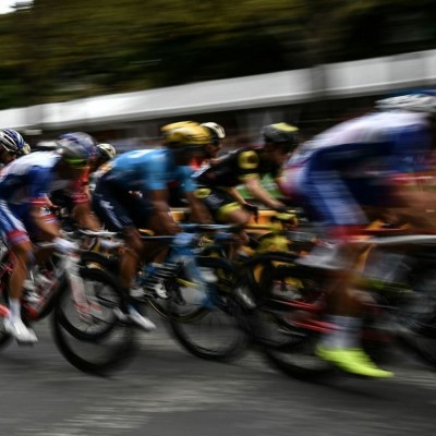 Le débat : faut-il réduire le nombre de coureurs par équipes pour la fin 2020? - Vélo'Podcast n°10 cover