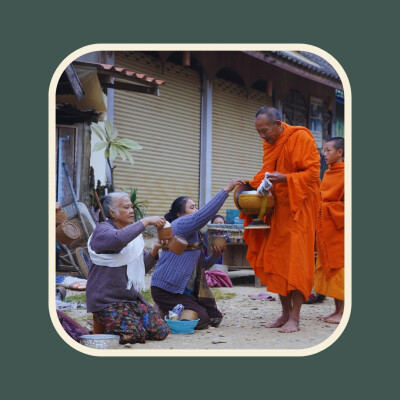 Le rituel du Tak Bat au Laos cover