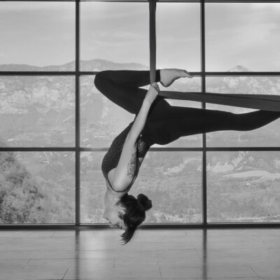 #7 -  Marion passe de travailleur sociale à sophrologue et prof de flying yoga cover