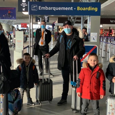 Lara et sa famille sont désormais expatriés au Canada, mais en quarantaine cover