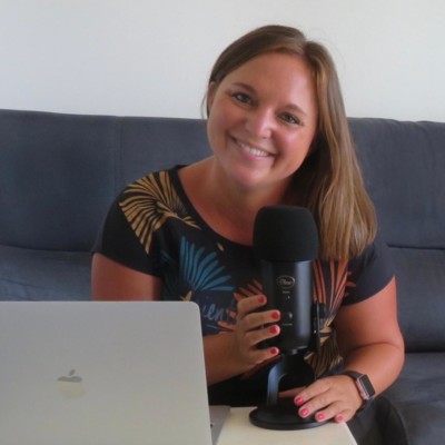 Kelly présente son podcast Fill'Expats depuis la Guadeloupe cover