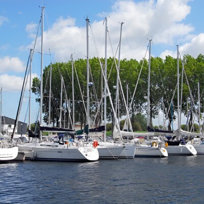 Ouistreham : un port, une histoire, mille anecdotes à découvrir. cover