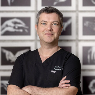 L'avenir de la chirurgie de l'arthrose de la main : innovations en matière de prothèses de pouce - Discussion avec le Dr Thomas Apard cover