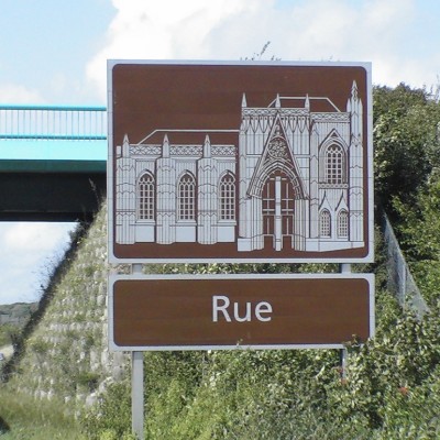 Panneau marron sur l’A16 : Rue, une cité de caractère cover