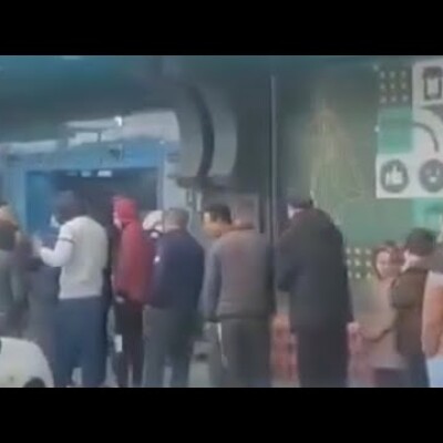 Des queues pour acheter des bananes ou de la viande : la clochardisation choquante des Algériens cover