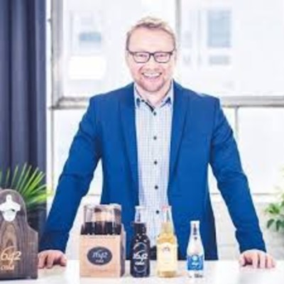 Comment démarquer son entreprise dans un monde de géants avec Bastien Poulain de 1642 sodas | L’Accélérateur #059 cover