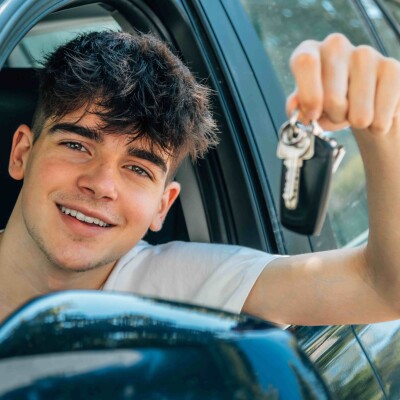 Quelle voiture choisir pour un jeune conducteur ? cover