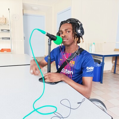 Lassana, Tik-Tokeur, fan de rap, du PSG et d'Arsenal. cover