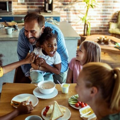 Assistant familial : un métier au coeur de la protection de l'enfance cover