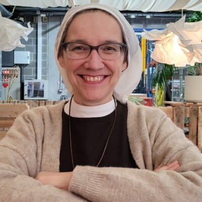 De journaliste à religieuse - Rencontre avec Sœur Marie de la Visitation cover