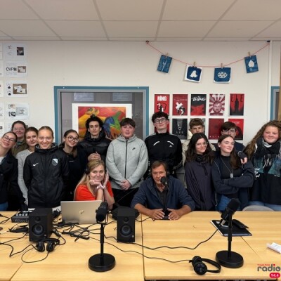 MICRO CRAVATE ET SAC À DOS - La radio cover