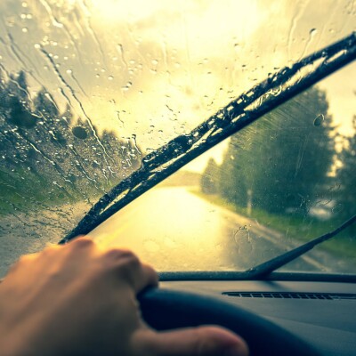 Pare-brise et essuie-glaces : comment bien les choisir et les entretenir ? cover