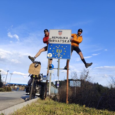 Julien : l’amitié à vélo et l’amour à distance cover