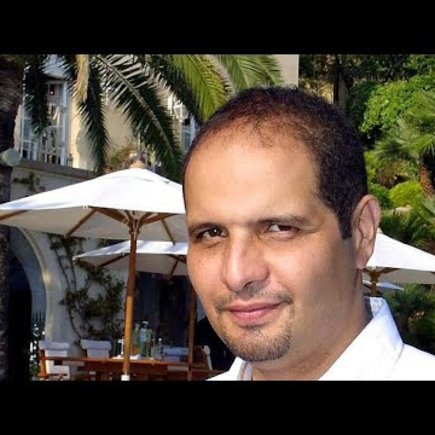 Rafik Khalifa libéré en toute discrétion après 18 ans de prison, d'intrigues et de secrets enfouis episode artwork