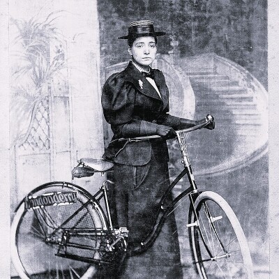 EP 10 - Une femme, un vélo, un tour du monde : Annie Londonderry. cover