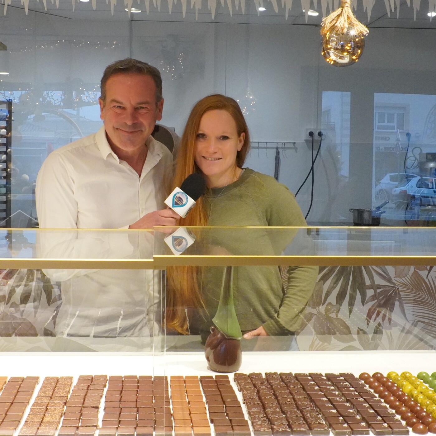 Stéphanie vient d'ouvrir une boutique à Marcheprime, Signature Chocolat où on peut la voir dans son labo élaborer ses créations episode artwork
