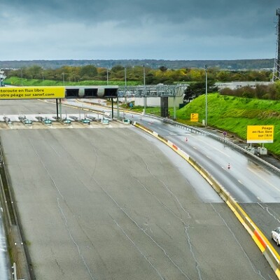 Flux libre sur les autoroutes Paris–Normandie : que deviennent les anciennes barrières de péage ? cover