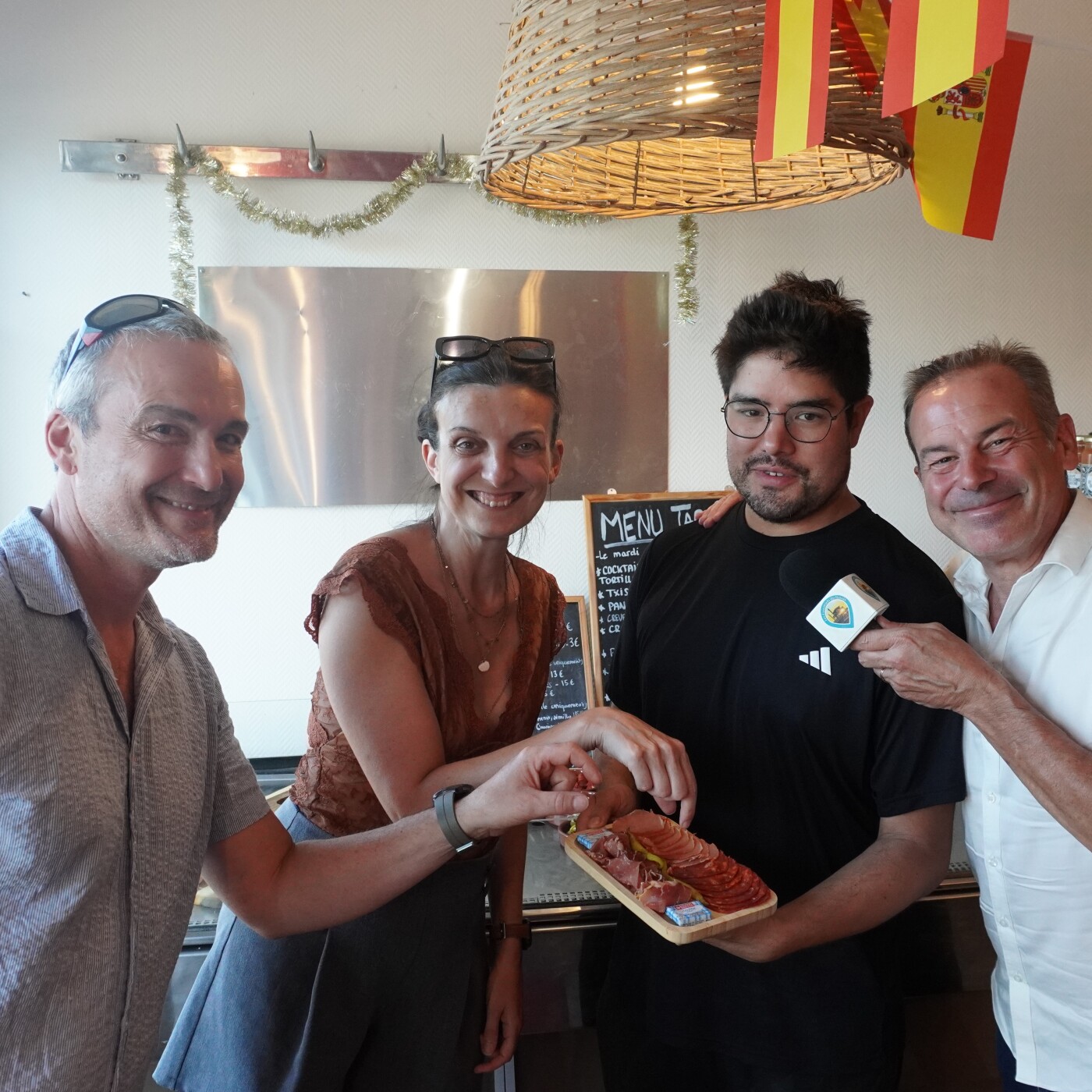 La Tournée d'été des Essentiels du Bassin se poursuit Aux Petits Plats à La Hume où Romain vous propose des Soirées Tapas tous les mardis episode artwork