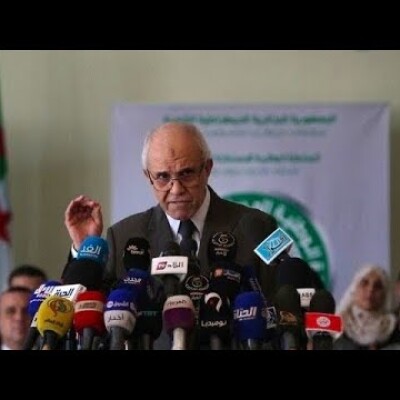Exclusif. Mohamed Charfi a voulu démissionner et la Présidence lui a dit…. Non ! cover