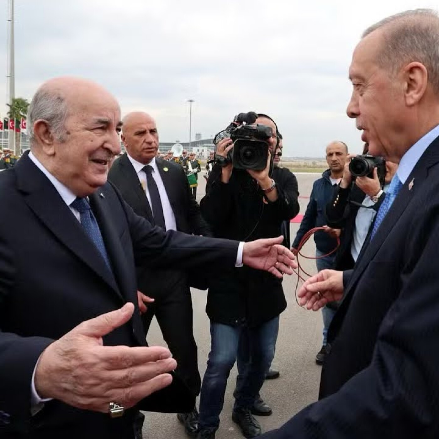 Tebboune surpasse Erdogan et fait craquer les caisses de l’Etat mais sans obtenir le même bilan episode artwork