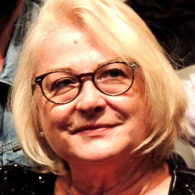 Josiane Balasko aime la science-fiction, et nous on aime Josiane Balasko. Elle est notre invitée pour son roman Le Dernier Sanctuaire cover