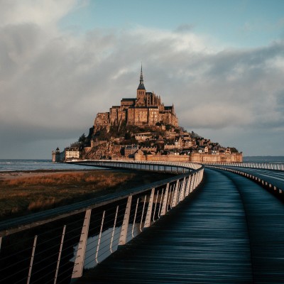 Ils quittent tout... pour ouvrir une brocante au Mont-Saint-Michel ! cover