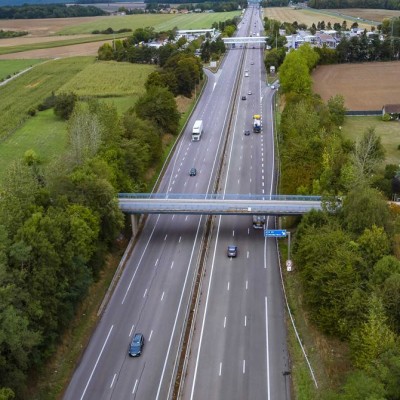 Insolite : des caravanes en plein milieu de l'autoroute cover