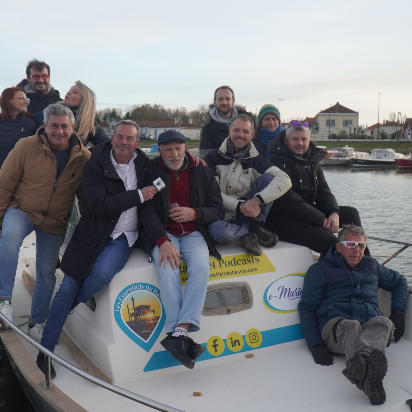 Ce samedi 22 novembre, c'était la 1ère mise à l'eau du bateau-studio des Essentiels du Bassin. Voici quelques impressions à bord episode artwork