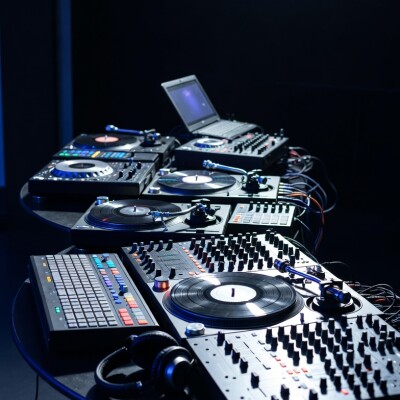 FG MUSIC STORY – LES MÉDIAS QUI QUI ONT FAIT EXPLOSER LES MUSIQUES ÉLECTRONIQUES : LES RADIOSHOWS cover