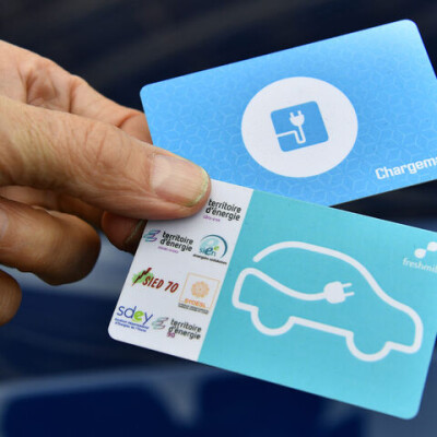 Quelle carte de recharge choisir pour vos vacances en véhicule électrique ? cover