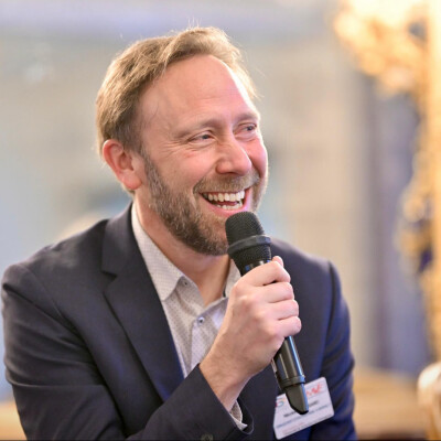 Un podcast sur les héros et héroïnes du quotidien pour mettre en lumière ceux qui bâtissent plutôt que ceux qui détruisent (épisode 0) cover