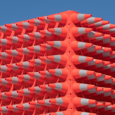 Cônes oranges en vue ? Levez le pied ! cover