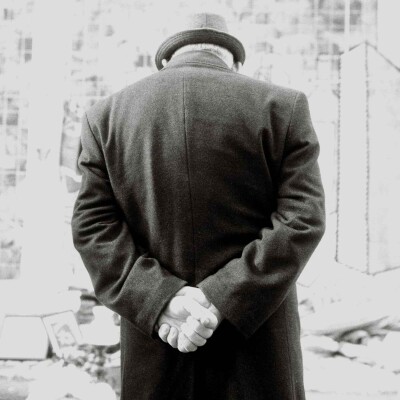 S6E01 : Sniffeurs de selles, bandeurs de pierres et main dans le dos cover